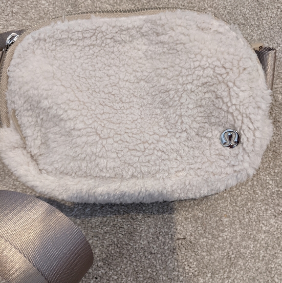 Lululemon fleece everywhere belt bag - Picture 2 of 8